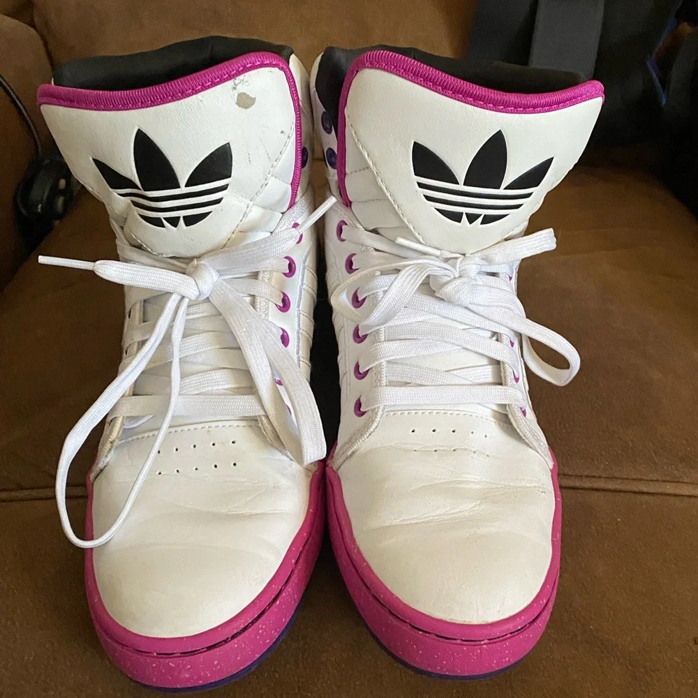 Adidas size men’s 9 in a 9/10 shape ! Men or women can wear them. - Picture 1 of 13